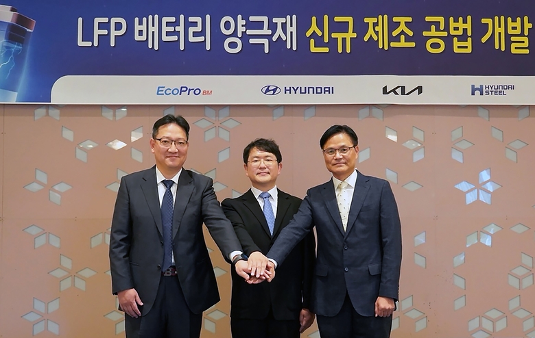 지난 25일 대전 동구 선샤인호텔에서 열린 LFP 배터리 양극재 기술 개발 과제 관련 협력 행사에서 정승준 현대차·기아 전동화구동재료개발실 상무(사진 오른쪽), 임희중 현대제철 선행개발실 상무(사진 왼쪽), 서준원 에코프로비엠 연구기획담당 전무(사진 가운데)가 사진촬영에 임하고 있다. 사진ㅣ현대차·기아