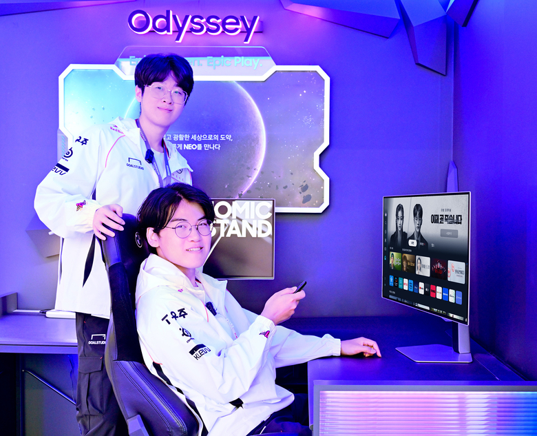 26일 삼성스토어 홍대에 방문해 '오디세이 OLED G8'으로 게임과 스마트 TV 앱을 체험하고 있는 T1 제우스, 구마유시 선수. 사진ㅣ삼성전자
