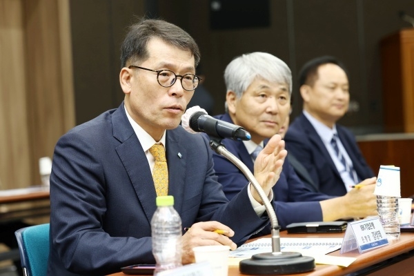 김성태 IBK기업은행장이 27일 광주상공회의소에서 열린 중소기업 현장간담회에서 중소기업 대표들과 대화하고 있다. 사진ㅣIBK기업은행