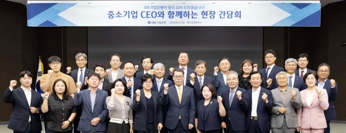 27일 광주상공회의소에서 열린 중소기업 현장간담회에서 김성태 IBK기업은행장과 중소기업 대표들이 기념촬영하고 있다. 사진ㅣIBK기업은행