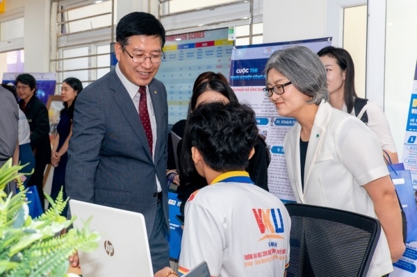 한화생명 김상일 CSR전략팀 상무(왼쪽)가 한화생명 후원으로 설치된 '핀테크허브'에서 학생과 대화하고 있다. 사진ㅣ한화생명