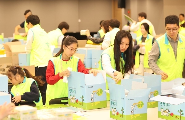 하나금융그룹 임직원과 가족이 소상공인을 위한 행복상자를 만들고 있다. 사진ㅣ하나금융그룹