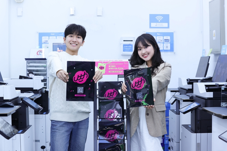 프린트카페 대치점에서 유쓰 브랜드 로고가 프린팅된 L자 파일을 이용하고 있는 LG유플러스 유쓰 고객. 사진ㅣLG유플러스