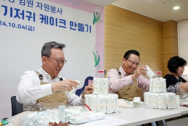 정상혁 신한은행장(왼쪽)이 본점에서 '탄생을 축하해' 임직원 봉사활동을 하고 있다. 사진ㅣ신한은행
