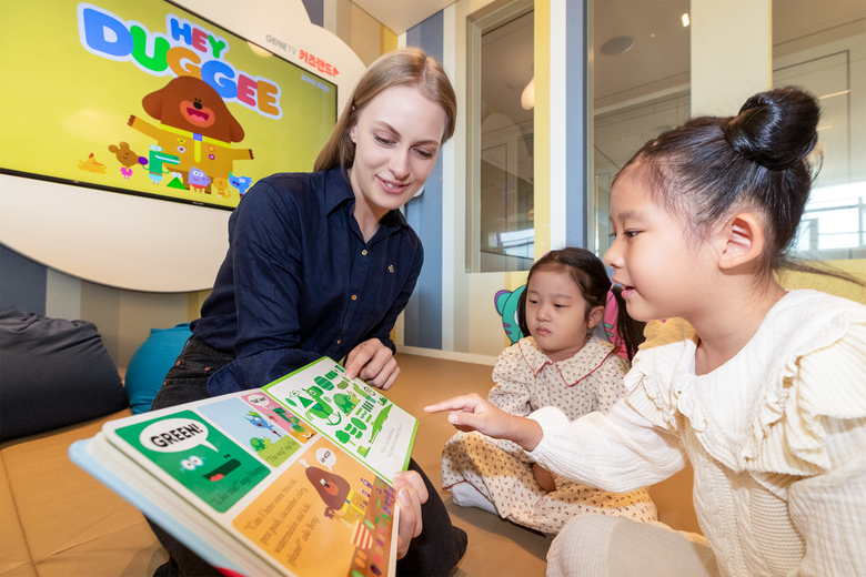 KT 모델들이 소피텔 앰배서더 서울 영어놀이터에서 ‘키즈랜드 X BBC Kids 영어놀이터’를 소개하는 모습. 사진|KT