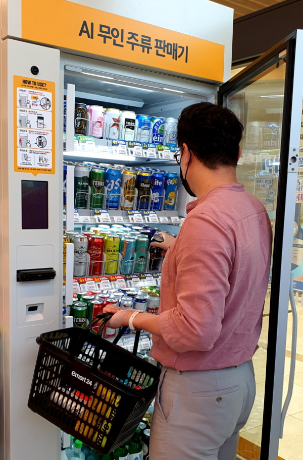 2021년 이마트24 본점에 도입된 AI 기반 ‘주류 무인 자동 판매 머신’. 사진ㅣ이마트24