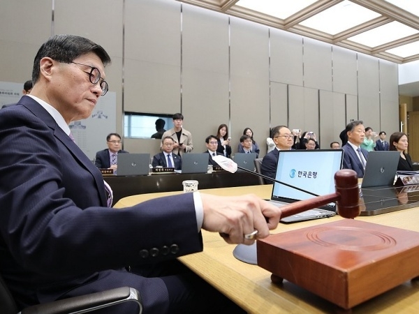이창용 한국은행 총재가 11일 열린 금융통화위원회에서 의사봉을 두드리고 있다. 사진ㅣ연합뉴스
