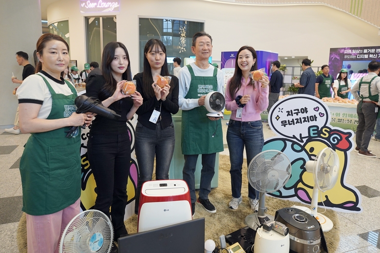 황현식 LG유플러스 대표(왼쪽에서 네번째)가 14일 오전 LG유플러스 용산사옥에서 전자폐기물 수거 캠페인에 동참하며 전자제품을 전달한 직원들과 기념촬영을 하고 있다. 사진|LG유플러스