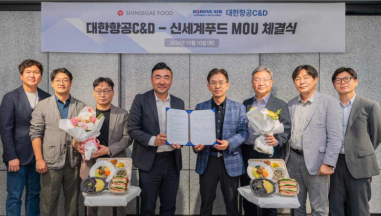지난 10일 서울 성동구 신세계푸드 본사에서 열린 업무협약식에 참석한 송현석 신세계푸드 대표(왼쪽 네번째)와 최덕진 대한항공C&D 대표(왼쪽 다섯 번째) 모습. 사진ㅣ신세계푸드