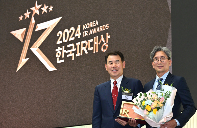 LG전자 김창태 CFO(사진 오른쪽)가 17일 한국거래소 서울사무소에서 열린 '2024 한국IR대상' 시상식에서 대상을 수상하고 한국거래소 정은보 이사장과 기념촬영 하고 있다. 사진|LG전자