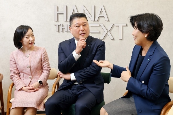 하나금융그룹 시니어 특화브랜드 '하나 더 넥스트' 광고모델로 발탁된 방송인 강호동이 하나더넥스트 라운지 1호점에서 시니어 전문 매니저와 상담하고 있다. 사진ㅣ하나금융그룹