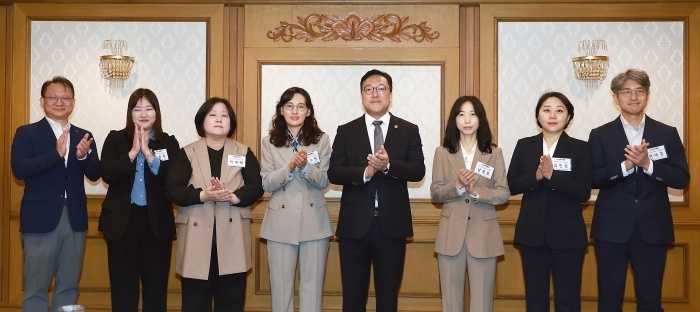 김병환 금융위원장이 28일 열린 대학 소비자학과 교수 간담회에 참석한 교수들과 기념촬영하고 있다. 사진ㅣ금융위원회