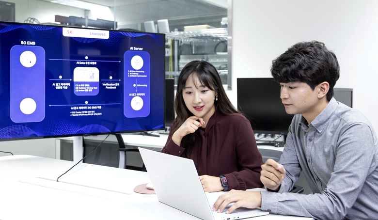 AI 기반 5G 기지국 품질 최적화 기술 실증에 대해 논의하는 SK텔레콤과 삼성전자 연구원. 사진ㅣSK텔레콤