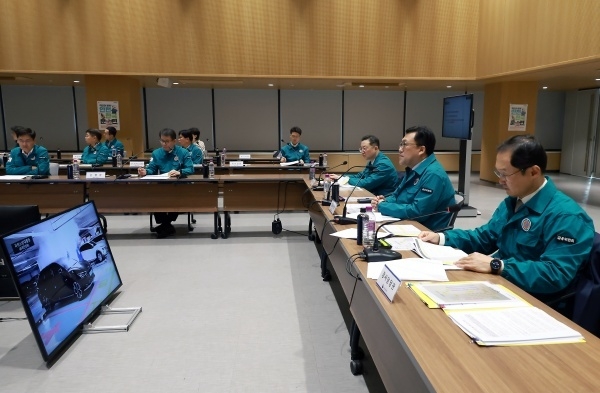 김병환 금융위원장이 금융기관 재난대응 안전한국훈련에서 중소기업은행 화재로 인한 상황대처와 대체사업장 전환과정을 점검하고 있다. 사진ㅣ금융위원회