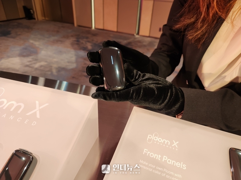 JTI코리아 관계자가 '플룸 X 어드밴스드'를 소개하는 모습. 사진ㅣ인더뉴스