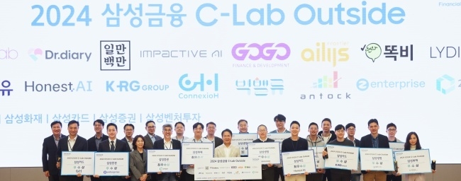 이문화 삼성화재 대표이사 사장(앞줄 가운데)이 '삼성금융 C-Lab Outside' 최종발표회에서 참가 스타트업과 기념촬영하고 있다. 사진ㅣ삼성화재