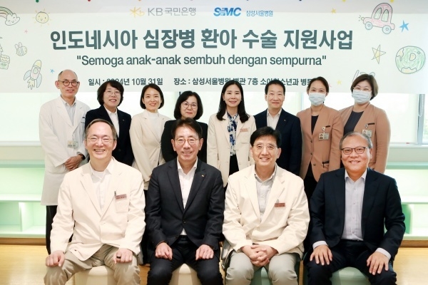 지난달 31일 삼성서울병원에서 박승우 삼성서울병원장(앞줄 왼쪽 첫번째), 이재근 KB국민은행장(앞줄 왼쪽 두번째), 송진영 소아과 교수(앞줄 왼쪽 세번째), 한승환 삼성생명공익재단 대표이사(앞줄 왼쪽 네번째)가 기념촬영하고 있다. 사진ㅣKB국민은행