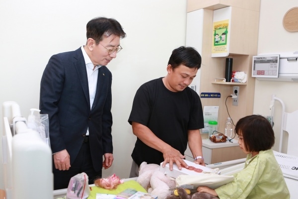 이재근 KB국민은행장이 지난달 31일 삼성서울병원을 찾아 심장병 수술을 이겨낸 인도네시아 환아에게 선물을 전하고 있다. 사진ㅣKB국민은행