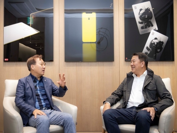 지난 1일 카카오뱅크 판교오피스에서 윤호영 대표이사(왼쪽)와 아르시드 난다위다야 SCBX 대표이사가 태국 가상은행 합작인가 추진현황에 대한 회의를 하고 있다. 사진ㅣ카카오뱅크