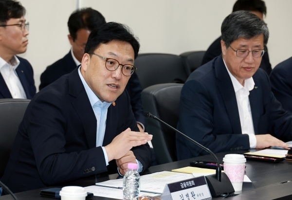 김병환 금융위원장이 5일 텍슨 화성공장에서 열린 '중견기업 간담회'를 주재하고 있다. 사진ㅣ금융위원회