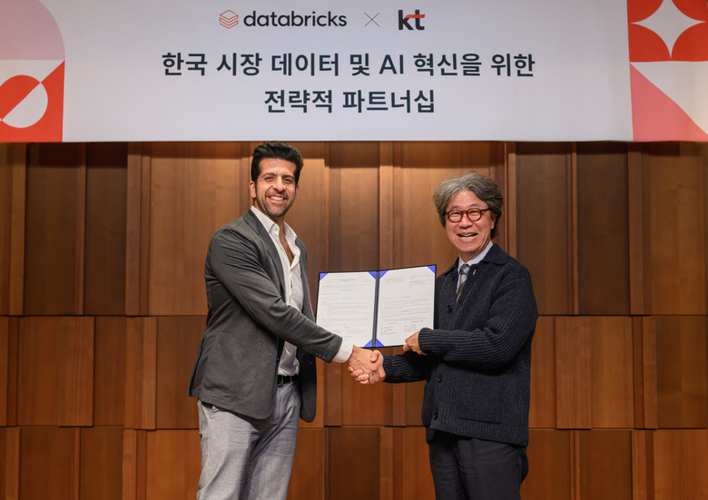 오승필 KT 기술혁신부문장(왼쪽)과 데이터브릭스 아르살란 타바콜리 총괄 수석 부사장이 기념 촬영하고 있다. 사진|KT