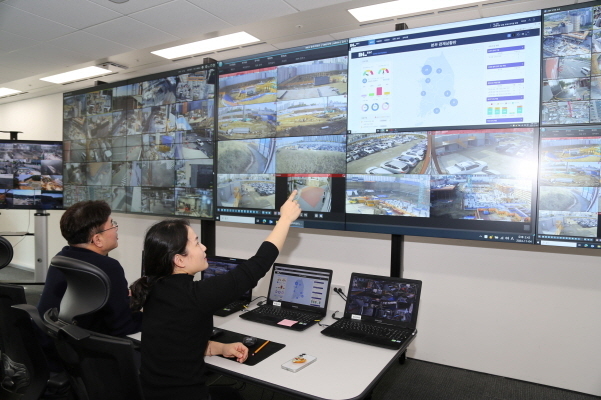 DL이앤씨 본사에 마련된 현장 CCTV 통합관제센터. 사진|DL이앤씨