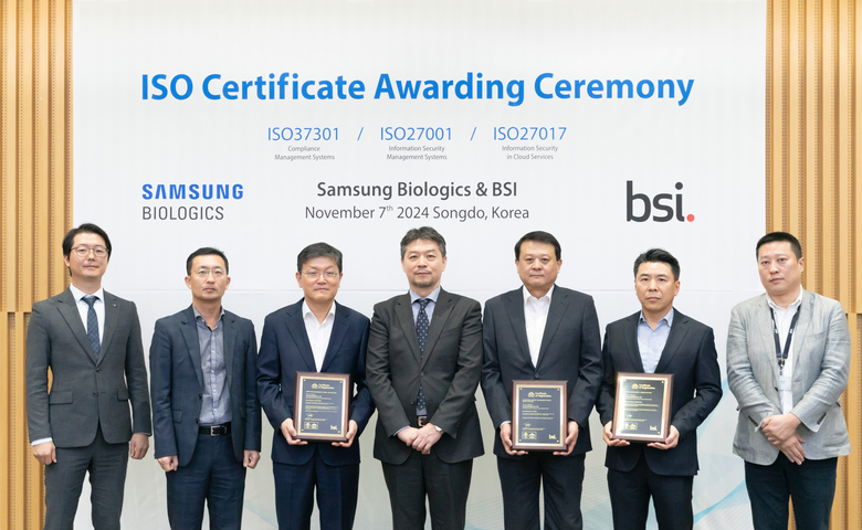 지난 7일 인천 연수구 삼성바이오로직스 본사에서 열린 ISO 인증서 수여식에서 (왼쪽 세번째부터) 김동중 삼성바이오로직스 경영지원센터장(부사장), 임성환 BSI Korea 대표이사, 이규호 삼성바이오로직스 People센터장(부사장)을 비롯한 관계자들이 기념촬영 하고 있는 모습. 사진ㅣ삼성바이오로직스
