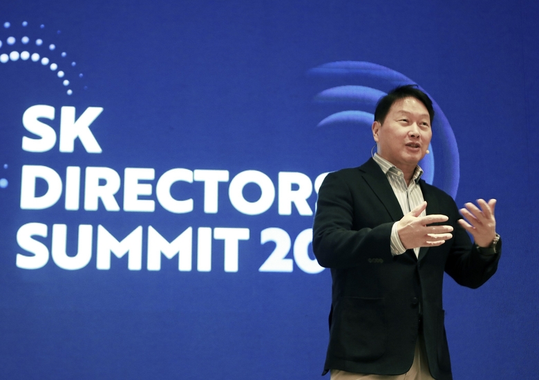 최태원 SK그룹 회장이 지난 7일 서울 광진구 워커힐 호텔에서 'SK 디렉터스 서밋(Directors' Summit) 2024'에서 오프닝 스피치를 하고 있다. 사진|SK그룹