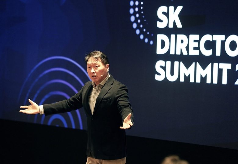 최태원 SK그룹 회장이 지난 7일 서울 광진구 워커힐 호텔에서 'SK 디렉터스 서밋(Directors' Summit) 2024'에서 오프닝 스피치를 하고 있다. 사진|SK그룹 