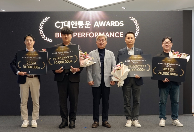 지난 8일 서울 종로구 본사에서 CJ대한통운 창립 94주년을 맞아 신영수 대표(왼쪽 세번째)가 CJ대한통운 Awards를 받은 수상자들과 기념사진을 촬영하고 있는 모습. 사진ㅣCJ대한통운
