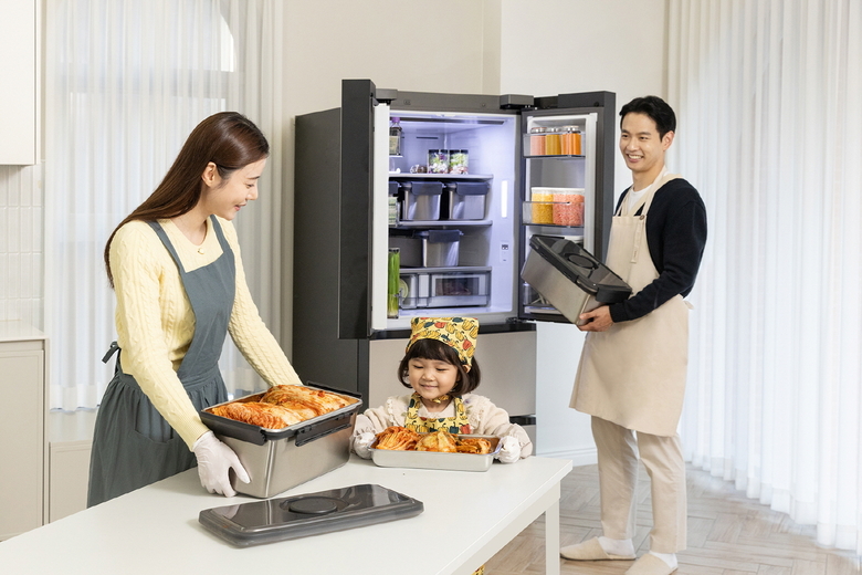'비스포크 AI 김치플러스'를 소개하는 삼성전자 모델들. 사진ㅣ삼성전자