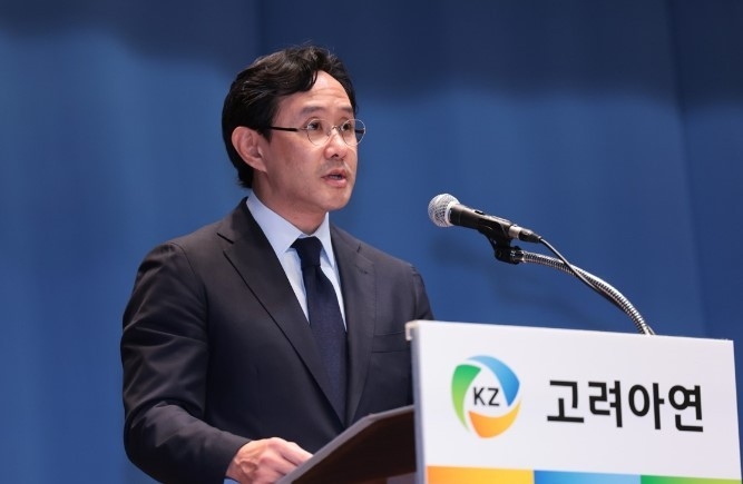  최윤범 고려아연 회장이 13일 서울 중구 대한상공회의소에서 열린 기자회견에서 기자회견문을 낭독하고 있다. 사진|연합뉴스
