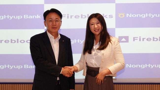 이석용 NH농협은행장(왼쪽)이 파이어블록스 에이미 장(Amy Zhang) 아태지역 총괄과 디지털자산 분야 협업을 위한 업무협약을 체결한 뒤 기념촬영하고 있다. 사진ㅣNH농협은행