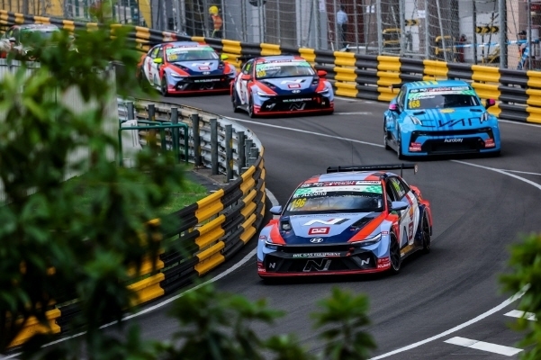 2024 TCR 월드투어 마카오 대회에서 더 뉴 엘란트라 N TCR이 주행하고 있는 모습 사진|현대차