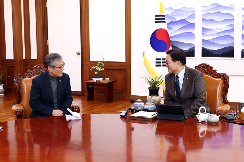 원순석(왼쪽) 5·18기념재단 이사장과 우원식 국회의장이 19일 면담하고 있다. 사진|5·18기념재단