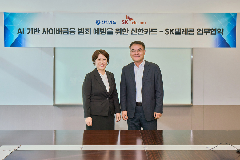 이규식 SKT AI Contact사업 담당(오른쪽)과 진미경 신한카드 고객 최고 책임자(왼쪽). 사진ㅣSK텔레콤