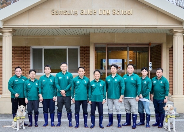 이문화 삼성화재 사장(오른쪽 다섯번째)과 삼성화재 리본노동조합 홍광흠 위원장(오른쪽 네번째), 삼성화재노동조합 오상훈 위원장(왼쪽 다섯번째) 등 노사 관계자가 삼성화재 안내견학교 봉사를 마치고 기념촬영하고 있다. 사진ㅣ삼성화재