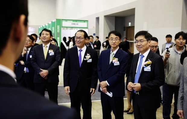 지난 20일 열린 '부산 일자리 박람회'에서 주요 내외빈이 박람회 부스를 둘러보고 있다. 왼쪽부터 김태열 부산정보산업진흥원장, 이준승 부산시 행정부시장, 배성근 한국장학재단 상임이사, 김형일 IBK기업은행 전무이사. 사진ㅣIBK기업은행