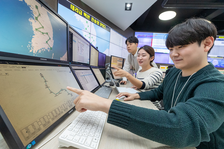 KT 직원이 과천 KT 네트워크 관제센터에서 백본망에 적용된 테라급 속도의 전송망을 점검하고 있다. 사진|KT
