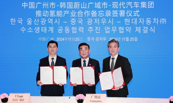 쑨즈양(孙志洋) 광저우시장, 김두겸 울산광역시장, 장재훈 현대차 사장이 협약서를 들고 기념 촬영을 하는 모습 사진|현대차그룹<br>
