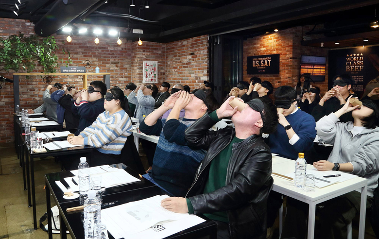 미국육류수출협회가 진행한 미국산 스테이크 능력고사 ‘U.S. S.A.T’에서 참가자들이 실기고사를 진행하는 모습. 사진ㅣ미국육류수출협회