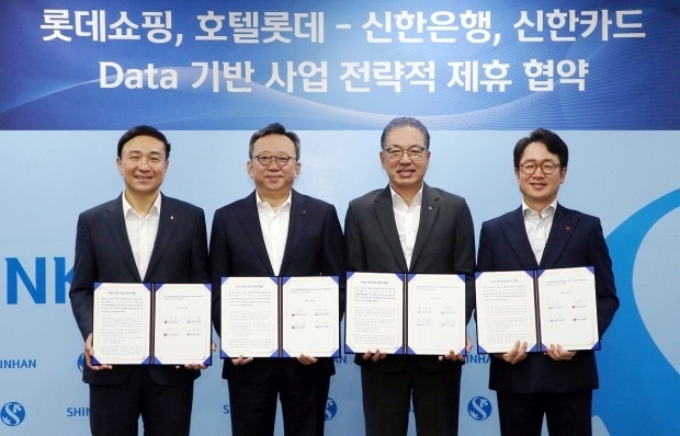 신한은행 본점에서 정상혁 은행장(왼쪽 두번째), 문동권 신한카드 사장(왼쪽), 롯데쇼핑 백화점사업부 정준호 대표이사(왼쪽 세번째), 호텔롯데 면세사업부 김주남 대표이사가 협약후 기념촬영하고 있다. 사진ㅣ신한은행
