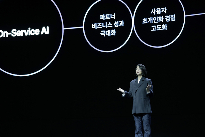 11일 서울 코엑스에서 열린 'DAN24'에서 '온서비스 AI'에 대해 발표하는 중인 최수연 네이버 대표. 사진ㅣ네이버
