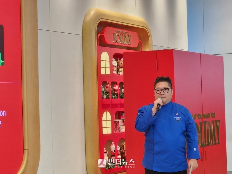 현정섭 배스킨라빈스 케이크 개발팀 팀장이 워터컷 기술에 대해 설명하는 모습. 사진ㅣ인더뉴스