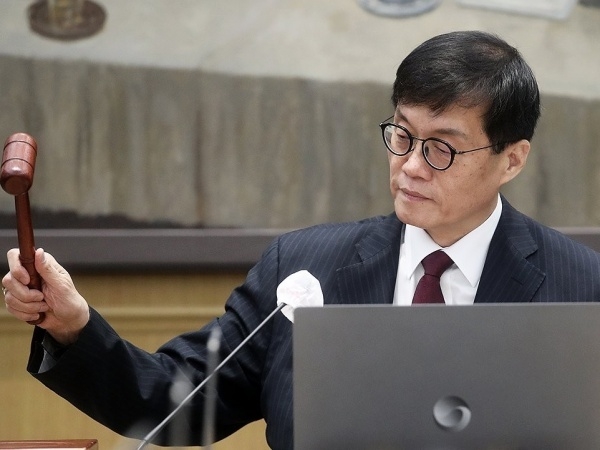 이창용 한국은행 총재가 28일 열린 금융통화위원회에서 의사봉을 두드리고 있다. 사진ㅣ연합뉴스