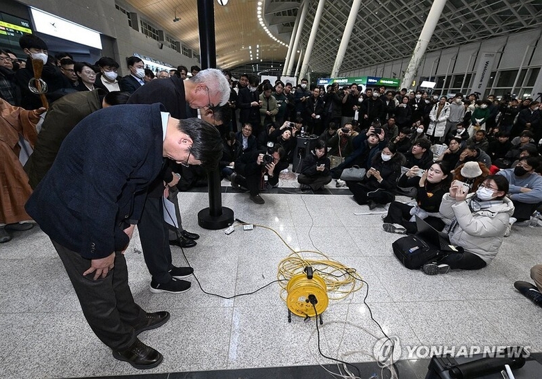 29일 김이배 제주항공 대표(왼쪽부터)와 최형석 애경그룹 총괄부회장이 전남 무안국제공항 2층 유가족 대기실을 방문해 사과하고 있는 모습. 사진ㅣ연합뉴스