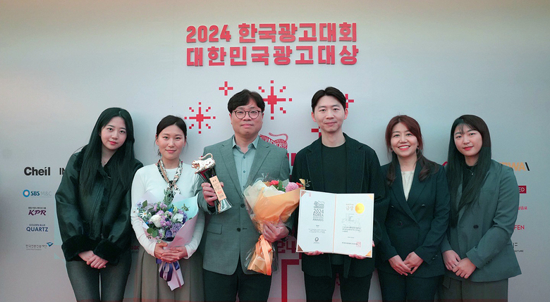 윤종혁 롯데칠성음료 주류 마케팅 본부장(왼쪽 세번째)과 김정두 콘텐츠 마케팅 팀장(왼쪽 네번째), 콘텐츠 마케팅팀. 사진ㅣ롯데칠성음료