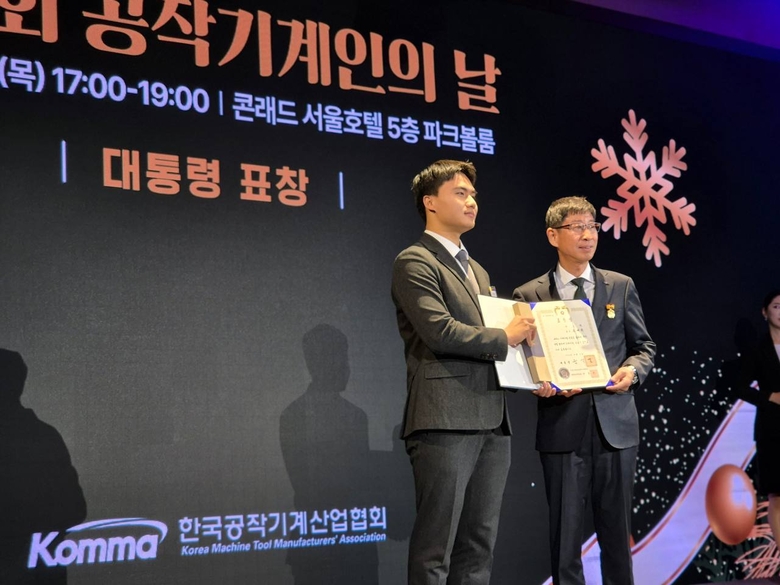 왼쪽부터 산업통상자원부 기계로봇제조정책과 이동윤 사무관, 스맥 국내영업팀 류재희 전무. 사진|스맥