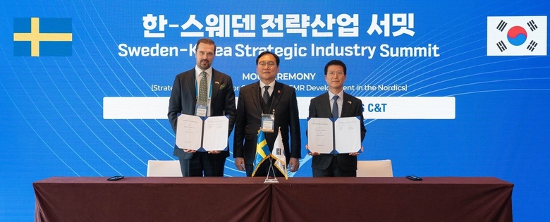 칸풀 넥스트 크리스티안 셸란더 대표이사(왼쪽), 산업통상자원부 정인교 통상교섭본부장(가운데), 오세철 삼성물산 건설부문 대표이사(오른쪽)가 기념촬영을 하고 있다. 사진|삼성물산