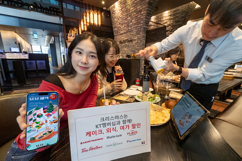 서울 중구에 위치한 매드포갈릭 매장에서 12월 크리스마스 컬렉션 멤버십 할인을 소개하는 KT 모델. 사진ㅣKT